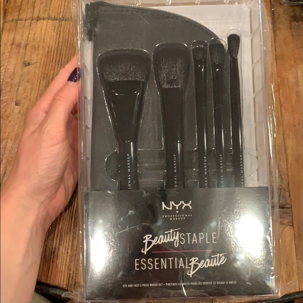 NYX beauty staple brush set